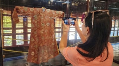 រ៉ូបពីររបស់អធិរាជ Dowager Tu Cung ត្រឡប់ពីអាមេរិកទៅស្រុកកំណើត