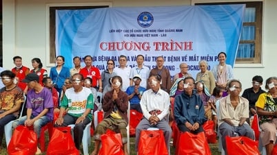 Đoàn công tác Quảng Nam tổ chức khám chữa bệnh, tặng quà cho nhân dân Lào