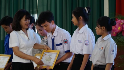50명이 "Learning Never Ends" 장학금을 받았습니다.