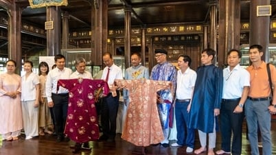 Recibió 2 Ao Dai de la Reina Madre Tu Cung