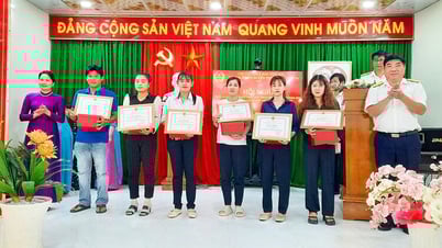 L'équipe fiscale interdistrict de Tinh Bien - Tri Ton dialogue avec les entreprises