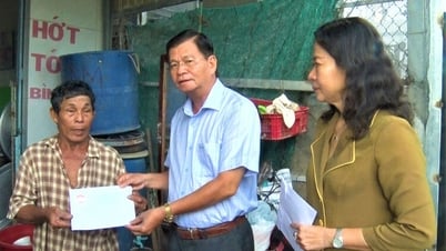 Les dirigeants de la ville, Long Xuyen, ont rendu visite à une famille touchée par un incendie dans le quartier de My Binh, l'ont encouragée et lui ont apporté leur soutien.