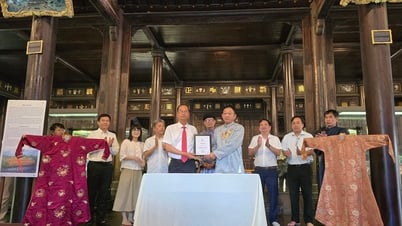Hai chiếc áo của Đức Từ Cung từ Mỹ trở về