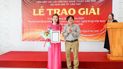 พิธีมอบรางวัลการประกวดบทกวี เนื่องในโอกาสครบรอบ 50 ปี วรรณกรรมและศิลปะเวียดนามภายหลังการรวมประเทศ