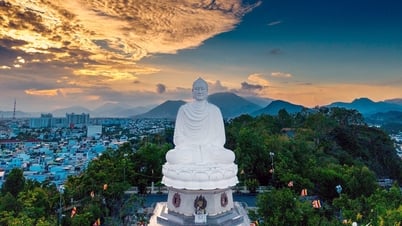 Chiêm ngưỡng tượng Phật trắng ngoài trời ‘khổng lồ’ ở Nha Trang