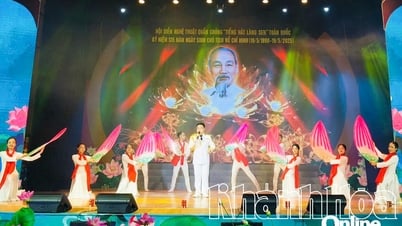 การแสดงศิลปะมวลชน "ร้องเพลงหมู่บ้านเซน" ศูนย์วัฒนธรรมและภาพยนตร์จังหวัดคานห์ฮัว คว้ารางวัลทองคำ 1 รางวัล และรางวัลเงิน 2 รางวัล