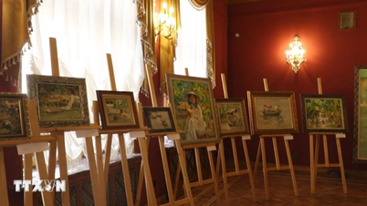Exposición de pinturas de artistas rusos sobre Vietnam para celebrar el cumpleaños del tío Ho