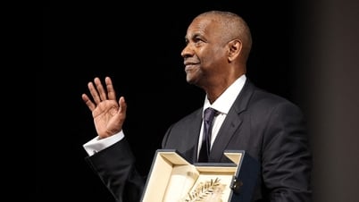 Denzel Washington phản ứng với nhiếp ảnh gia trước khi nhận Cành cọ vàng danh dự