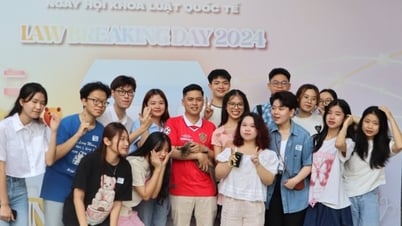 Bản hòa ca thanh xuân của những người trẻ khoác màu áo Luật