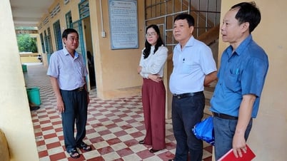 El vicepresidente del Comité Popular del Distrito de Phu Tan inspecciona la preparación de dos exámenes en las escuelas.