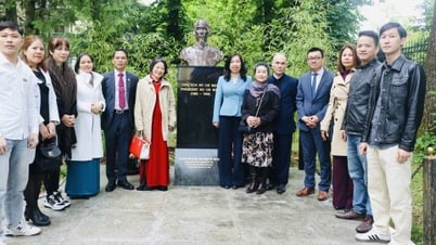 สถานทูตเวียดนามในออสเตรียจัดพิธีรำลึกเนื่องในโอกาสวันคล้ายวันประสูติครบรอบ 135 ปีของประธานาธิบดีโฮจิมินห์
