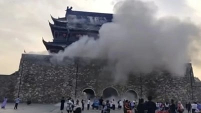 Крыша 600-летней башни рухнула, туристы толкают друг друга, чтобы спастись