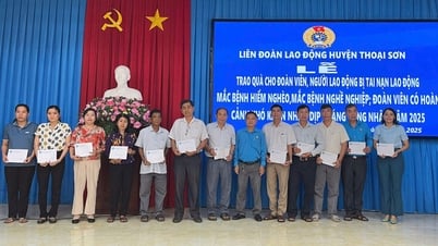 Liên đoàn Lao động huyện Thoại Sơn trao quà cho đoàn viên hoàn cảnh khó khăn