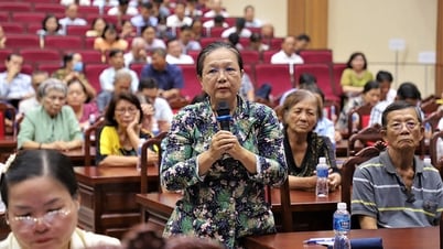 省および市の人民評議会の代表者。ロン・スエン知事、中間会合前に有権者と面会