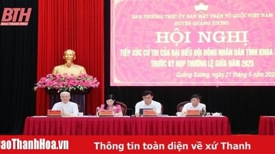 La presidenta del Comité Provincial del Frente de la Patria, Pham Thi Thanh Thuy, y los delegados del Consejo Popular Provincial se reunieron con los votantes del distrito de Quang Xuong.