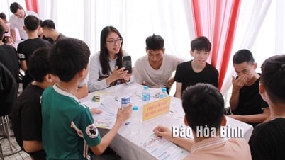 Distrito de Lac Thuy: Más de 300 trabajadores recibieron asesoramiento y presentación laboral