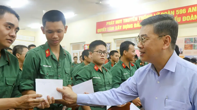 Die Führung von Ho-Chi-Minh-Stadt besucht neue Soldaten und ermutigt sie, 2025 der Armee beizutreten