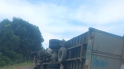 Un camion renversé sur l'autoroute Cam Lo-La Son, 2 personnes blessées
