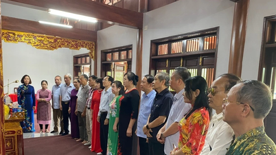 อดีตแกนนำหนังสือพิมพ์พรรคท้องถิ่นจุดธูปรำลึกถึงประธานโฮจิมินห์ที่นาตู