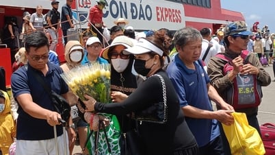 Animando a los turistas a limitar los productos plásticos de un solo uso en Con Dao