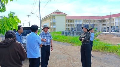 チョーモイ地区人民委員会委員長が主要プロジェクトと仮設住宅撤去プログラムの進捗状況を視察