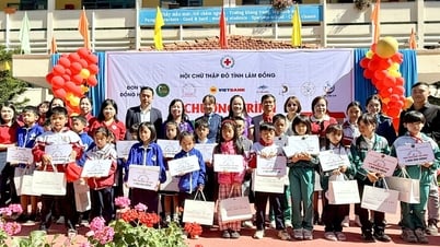 Le programme « Step Up to School » attribue 100 millions de VND en bourses