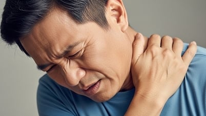 Đau mỏi vai kéo dài, đi khám thấy cột sống cổ mất độ cong sinh lý