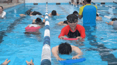 ビデオ：ホーチミン市の住民は無料の水泳教室に行くことに興奮している