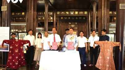 Huế tiếp nhận hai chiếc áo quý của Hoàng Thái hậu Từ Cung