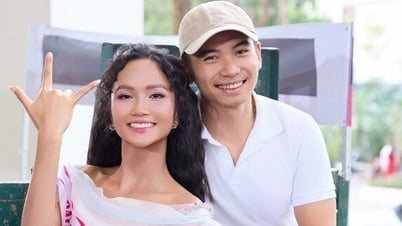 Sweet happiness of Miss H'Hen Nie and her photographer husband