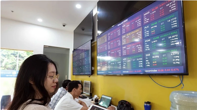 Nhiều cổ phiếu bất động sản bứt phá, VN-Index tăng thêm gần 8 điểm