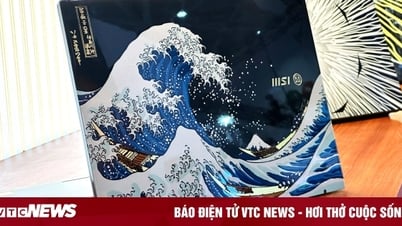 Cận cảnh laptop MSI hoạ tiết sơn mài dùng bột vàng lá chế tác