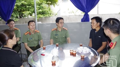 Die Provinzpolizei von Thai Nguyen ermutigt die Familie des Märtyrers der Volkspolizei, Nguyen Dang Khai