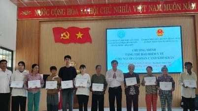 BHXH liên huyện Thăng Bình – Quế Sơn tặng 10 thẻ BHYT cho hộ khó khăn