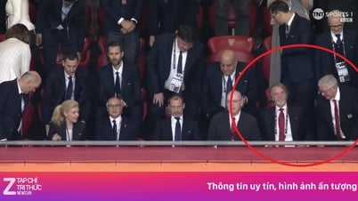Hình ảnh gây tranh cãi của Sir Alex ở chung kết