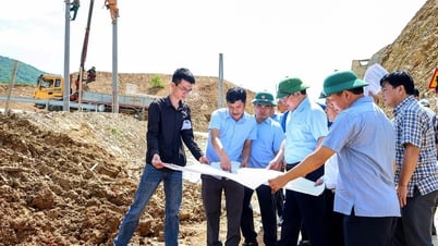 Le vice-président du Comité populaire provincial de Nghe An, Phung Thanh Vinh, a inspecté les projets dans le district de Ky Son.