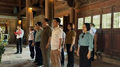 Une délégation de la ville de Hanoi offre de l'encens au temple ancestral du président Ho Chi Minh, province de Nghe An