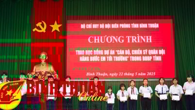 Trao 13 suất học bổng dự án “Cán bộ, chiến sỹ quân đội nâng bước em tới trường”