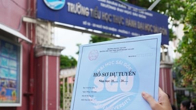 ホーチミン市で、小学校​​入学願書を買うために夜通し列に並ぶ親たちの姿を「解決」
