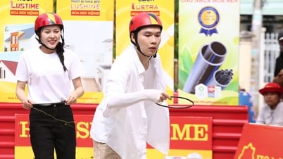 L'acteur Quang Trung a surpris tout le monde lorsqu'il a annoncé qu'il prendrait en charge les frais de scolarité jusqu'à l'université de 7 enfants du refuge familial vietnamien.