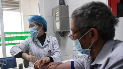 En respuesta al Covid-19, la ciudad de Ho Chi Minh exige que todas las personas que entren y salgan de los hospitales usen mascarillas.