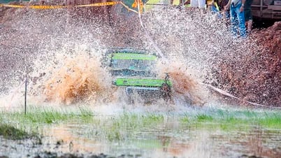 Tổ chức giải đua xe địa hình trên hồ chứa nước ở Nha Trang