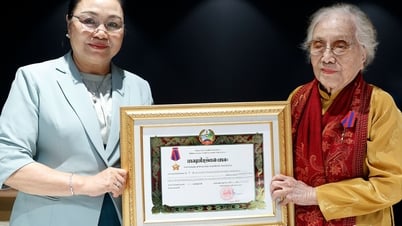 อดีตรองประธานาธิบดีเหงียน ถิ บิ่งห์ รับเหรียญเกียรติยศจากลาว