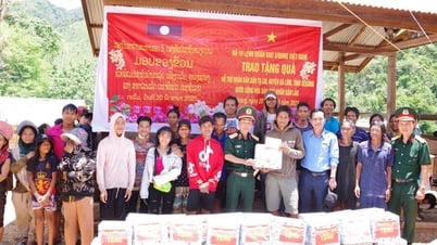 Militärregion 5 besucht die vom Brand betroffenen Menschen im Dorf Ta Lui (Laos) und überreicht ihnen Geschenke