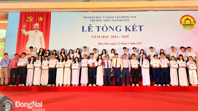 Le directeur d'une école de près de 70 ans à Bien Hoa dit aux élèves de « chérir chaque moment avec leurs proches pendant les vacances d'été »