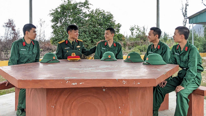 Chiến sĩ làm công tác tư tưởng cho chiến sĩ