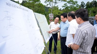 El vicepresidente del Comité Popular Provincial, Phung Thanh Vinh, inspeccionó el proyecto en el distrito de Con Cuong.