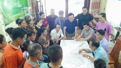 Vorsitzender des städtischen Volkskomitees. Lao Cai trifft sich und führt Gespräche mit Menschen über das Eisenbahnprojekt Lao Cai – Hanoi – Hai Phong