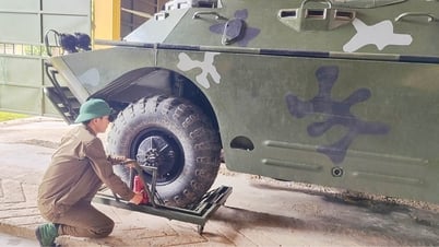 Los soldados del tanque siguen las palabras del tío Ho