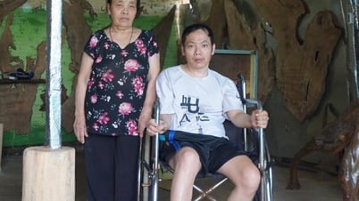 Thanh niên bị liệt nửa người cần giúp đỡ